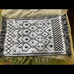 Reversible woven bath mat